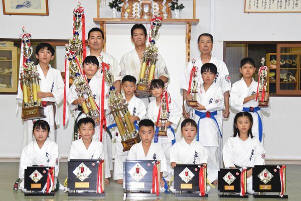 空手道新極真会の全国大会で上位入賞を果たした栃木支部の選手たち