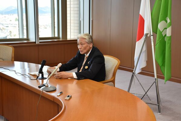 モニターに向かって訓示する福田知事＝４日午前、県庁