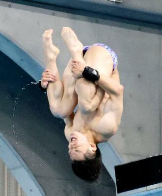 飛び込みの愛知・名古屋アジア大会代表合宿で練習する男子高飛び込みの玉井陸斗=滋賀県草津市