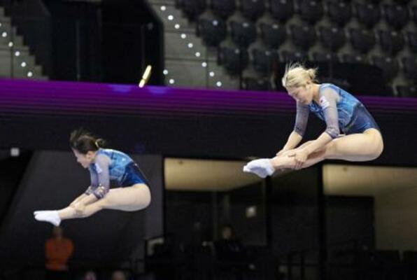 シンクロナイズド女子準決勝で演技する森ひかる(右)、田中沙季組=パンプロナ(共同)