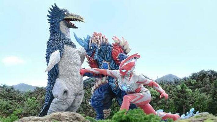 　「ウルトラマンオメガ」より。ウルトラマンオメガ（右）と怪獣レキネス（中央）が力を合わせて戦う（（Ｃ）円谷プロ／（Ｃ）ウルトラマンオメガ製作委員会・テレビ東京）