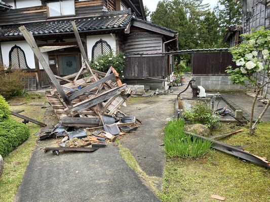 小町さん方近くの寺でひっくり返った井戸小屋＝６日午後、石川県珠洲市（小町成美さん提供）