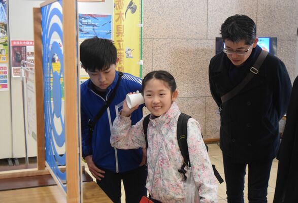 県立博物館で音の伝わり方を体感する来場者＝24日午前、宇都宮市睦町