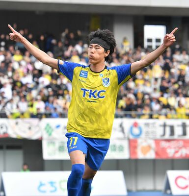 前半41分、２点目を決め両手を挙げて喜ぶ栃木ＳＣのＦＷ西野＝カンセキスタジアムとちぎ、湯田大士撮影