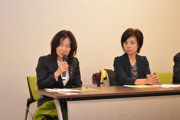 高裁判決後、支援者への報告会で思いを語る片山氏（左）＝12日正午、東京都千代田区の日比谷図書文化館