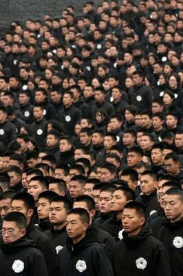 「南京大虐殺記念館」で開催された国家追悼式典の参列者=13日、中国江蘇省南京市(共同)