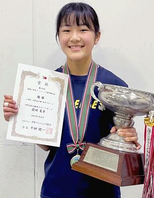 賞状、優勝カップを手に笑顔を見せる前田（栃木スポーツネット）