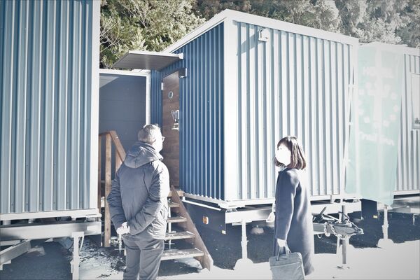 トレーラーホテルの説明などを行った内覧会