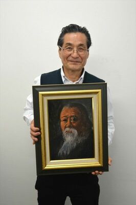 小口一郎が初めて田中正造を描いた作品を手にする篠崎さん