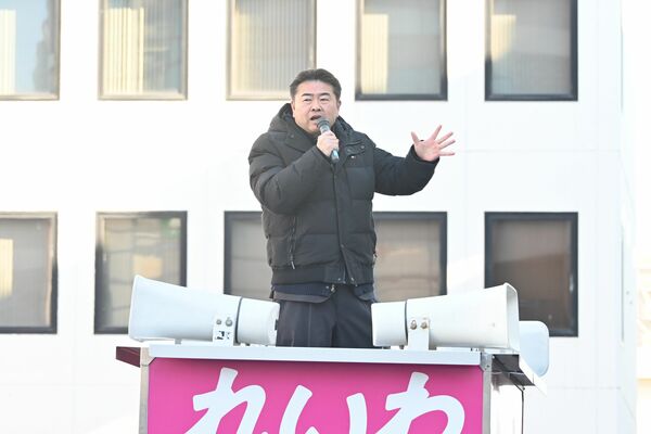 比例代表への支持拡大を訴えるれいわ新選組の高井幹事長＝４日午前９時15分、小山市中央町３丁目