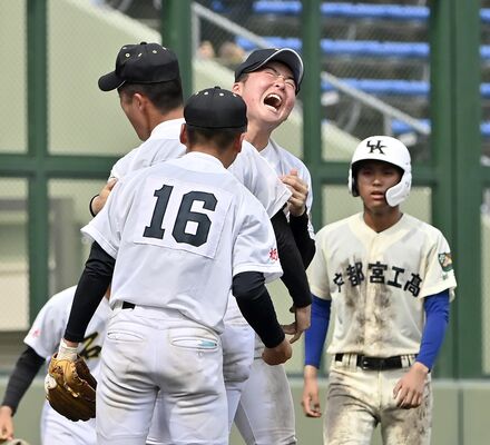 ８強進出を決め、喜ぶ石橋の先発・柳田（中央）＝エイジェック