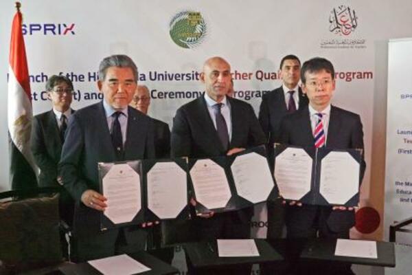 　協定の締結式に出席した広島大の越智光夫学長（手前左）とエジプトのアブデルラティフ教育・技術教育相（同中央）＝２８日、カイロ（共同）