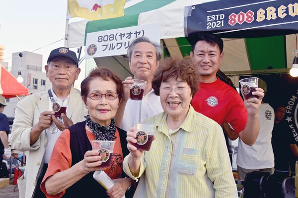 ９月のビールまつりでララベリーのお披露目に立ち会った石橋理事長（手前右）と栗原社長（右奥）ら関係者
