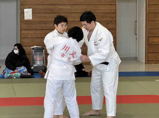 中学生を指導する熊代さん（右）