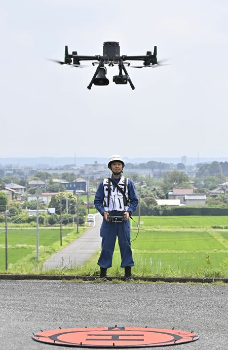 クマ探索のためドローンを飛ばす宇都宮市消防局職員＝10日午前10時10分、宇都宮市今里町