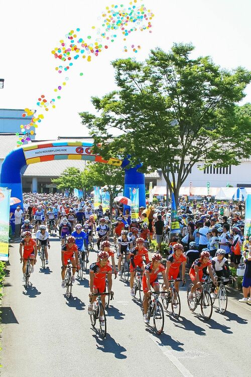 震災の４カ月後に初めて開催された那須高原ロングライド（Ｍ－ＷＡＶＥ写真事務所提供）