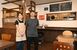 ２人で店を切り盛りする大島さん夫妻