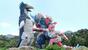 　「ウルトラマンオメガ」より。ウルトラマンオメガ（右）と怪獣レキネス（中央）が力を合わせて戦う（（Ｃ）円谷プロ／（Ｃ）ウルトラマンオメガ製作委員会・テレビ東京）