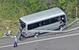 　福島県郡山市の磐越自動車道でガードレールに衝突したマイクロバス＝５月