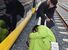 ＬＲＴの車両下をのぞき込む鈴川さん（手前）