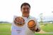 米粉を使った「釜焼きパウンドーム」を持つ高橋さん