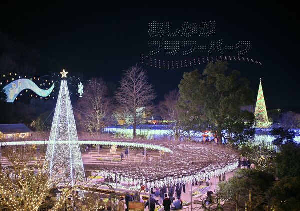 初開催されているドローンショー＝28日午後７時、足利市迫間町