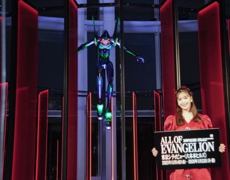 　「エヴァンゲリオン」の大型フィギュアの前に立つ藤田ニコル＝東京都内（（Ｃ）カラー／Ｐｒｏｊｅｃｔ　Ｅｖａ．（Ｃ）カラー／ＥＶＡ　製作委員会　（Ｃ）カラー）