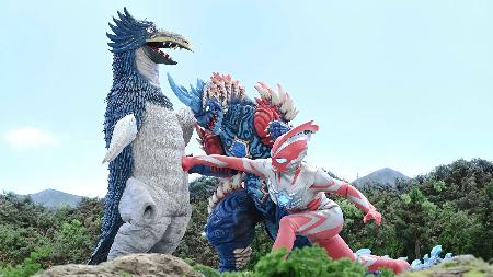 　「ウルトラマンオメガ」より。ウルトラマンオメガ（右）と怪獣レキネス（中央）が力を合わせて戦う（（Ｃ）円谷プロ／（Ｃ）ウルトラマンオメガ製作委員会・テレビ東京）