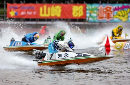 優勝戦の1周目2マークを先頭で回る末永和也(1)=ボートレース津