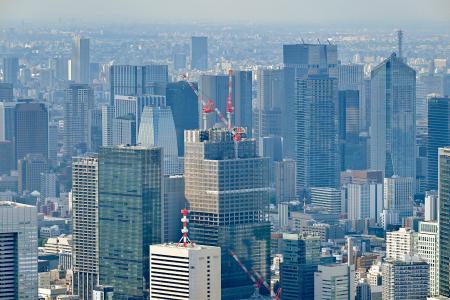 東京都心部の高層ビル群=16日午後(共同通信社ヘリから)