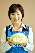 とっても簡単！　モヤシをおいしく味わうレシピを教えてくださった本社営業部の並木きみ子さん