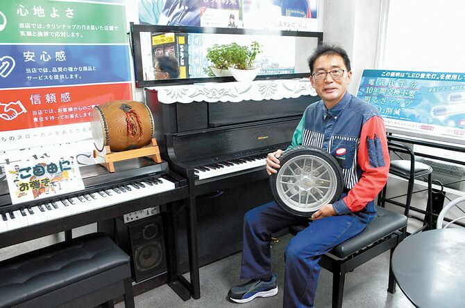 給油だけでなく、演奏を歓迎する同店の高橋重人所長