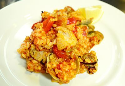 鶏肉とアサリのだし、トマトのうま味が効いた定番のパエリア