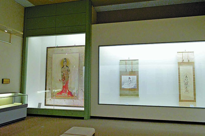 市出身で日本美術院を舞台に活躍した日本画家荒井寛方の作品や資料を展示する荒井寛方室