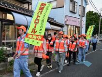 外国人実習生がパトロール