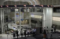 東証、午前終値４万２４５６円
