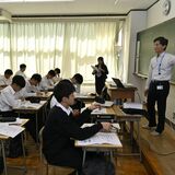 プロから金融商品学ぶ　真岡高で足銀行員が出前講座　１年生が理解深める