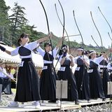 日光・中禅寺湖畔で「扇の的弓道大会」　1800人が腕前を披露　与一のように「一矢必中」狙う