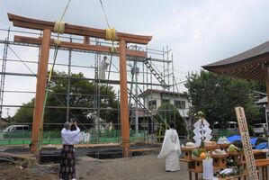 建立の工事が進む鳥居で行われた神事