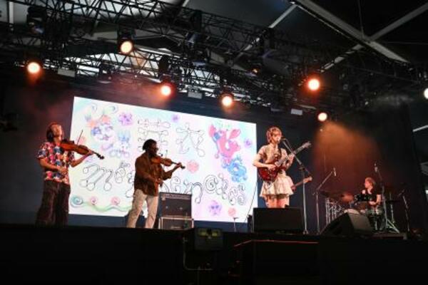 　メイ・シモネスのステージ＝７月２７日、新潟県湯沢町（撮影：岡利恵子）