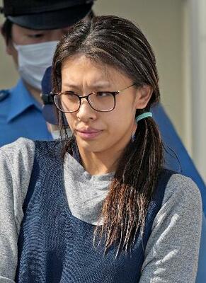 送検のため栃木県警宇都宮東署を出る竹前美結容疑者=19日午前8時28分