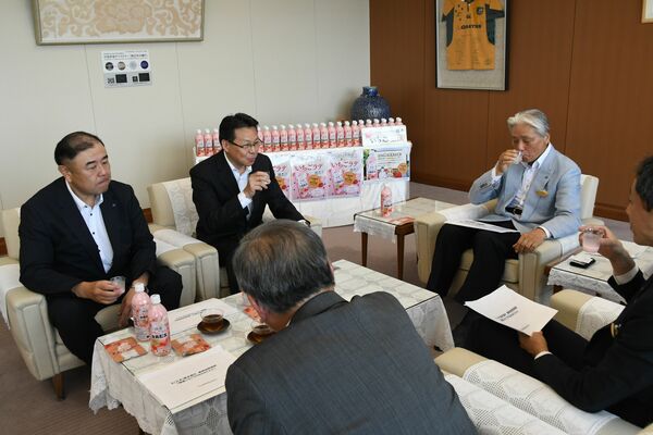 とちおとめを使ったカルピスを試飲する福田知事（右）ら＝３日午前、県庁