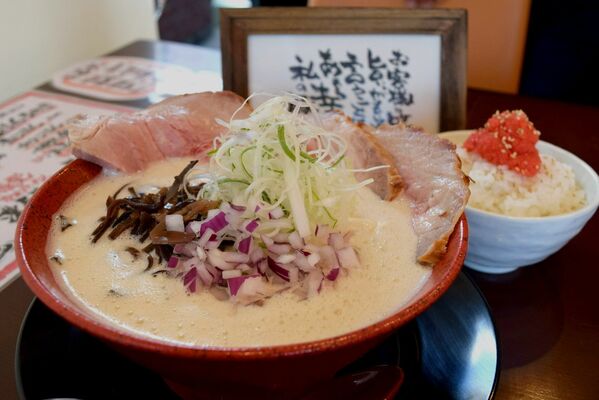 豚のうまみが凝縮された「泡豚そば」。右奥は「明太飯」