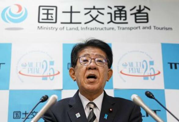記者会見する金子国交相=25日午前、国交省