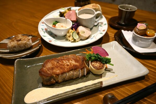 鉄板焼きならではのしっとりとした食感が楽しめる「和豚もちぶたロースソテー」(写真は厚切り)