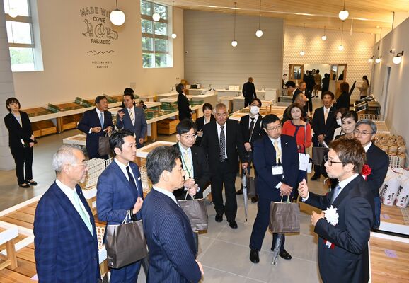 内覧会で新施設について説明する山川代表取締役（手前右）