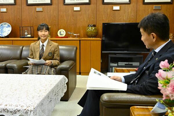 早川市長（右）に活動内容を報告した佐藤さん
