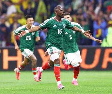 メキシコ―エクアドル 前半、先制ゴールを決め駆け出すメキシコのキニョネス(手前)=メキシコ市(ロイター=共同)