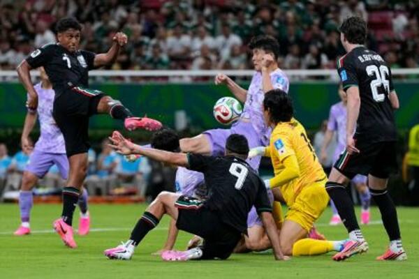 　メキシコ―韓国　後半、韓国ＧＫ金承奎（右から２人目）がＤＦと交錯して落球、こぼれ球を押し込むメキシコのロモ（左端）。決勝ゴールとなった＝グアダラハラ（ＡＰ＝共同）