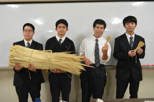 国産小ぼうきのネット販売に挑戦している栃木農業高農業環境部の部員たち